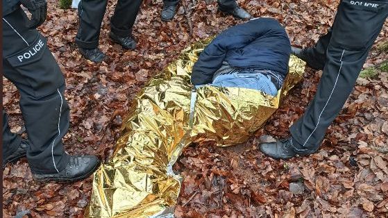 Muž na Táborsku umíral v chladném lese. Život mu zachránil policejní pes